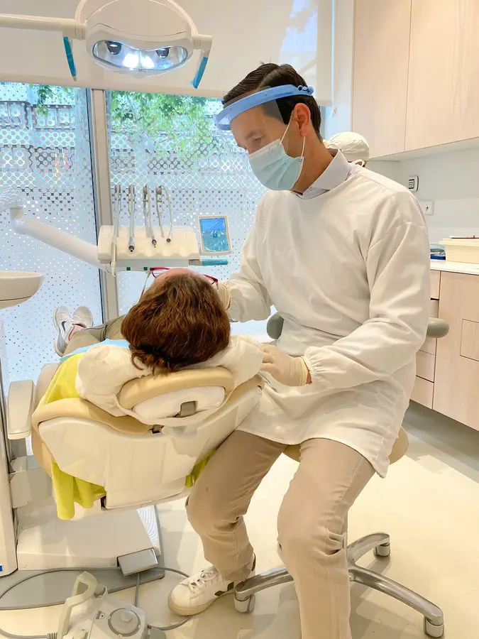 Dentista con paciente en la clínica dental Kimo Valencia